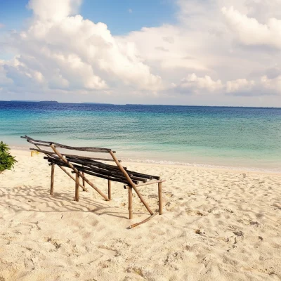 ug01_BenchByTheSeaShore